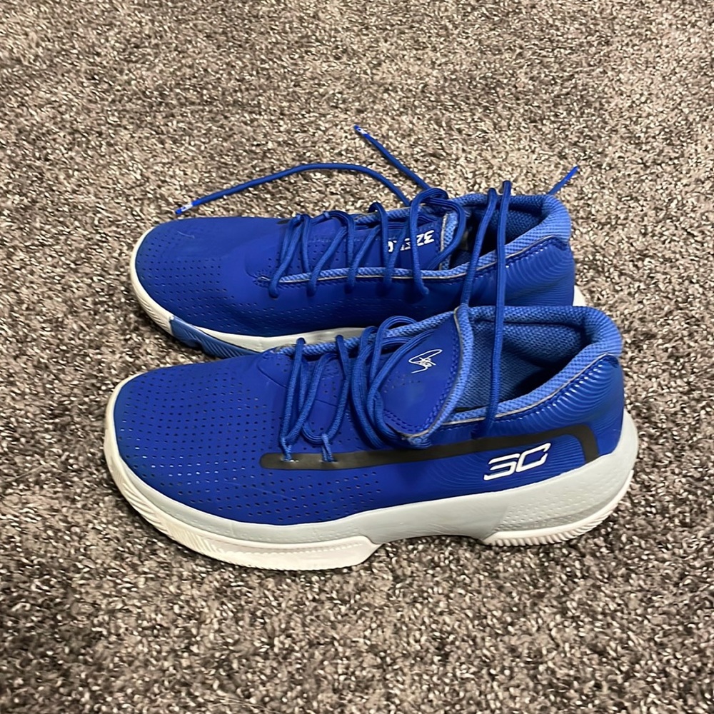 Seth Curry Under Armour boys basketball/tennis shoes.  EUC